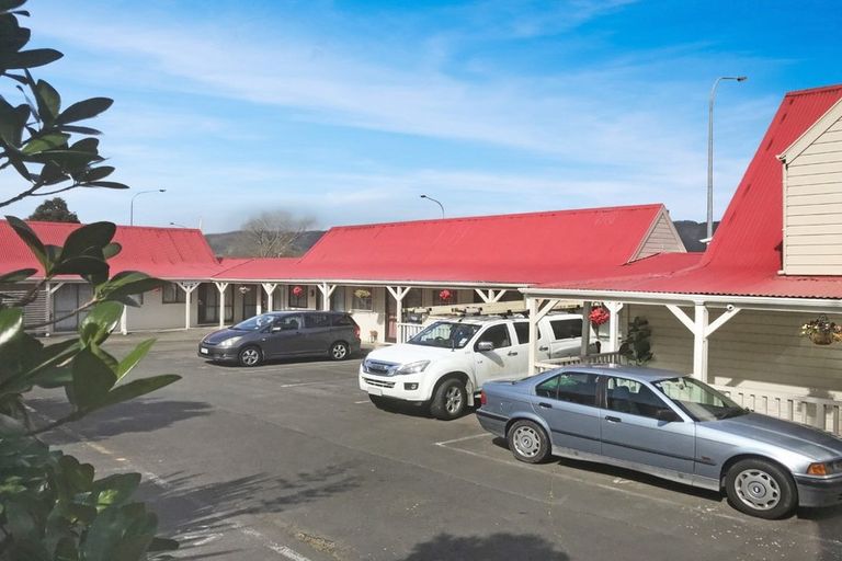 Photo of property in 252 Grounsell Crescent, Belmont, Lower Hutt, 5010