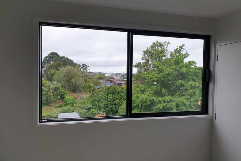 Photo of property in 11/8 Chivalry Road, Glenfield, Auckland, 0629