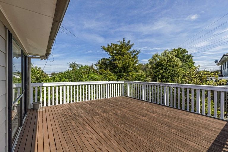 Photo of property in 1/16 Cabello Place, Unsworth Heights, Auckland, 0632