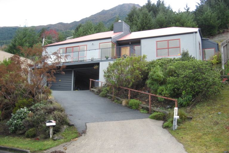 Photo of property in 58 Wynyard Crescent, Fernhill, Queenstown, 9300