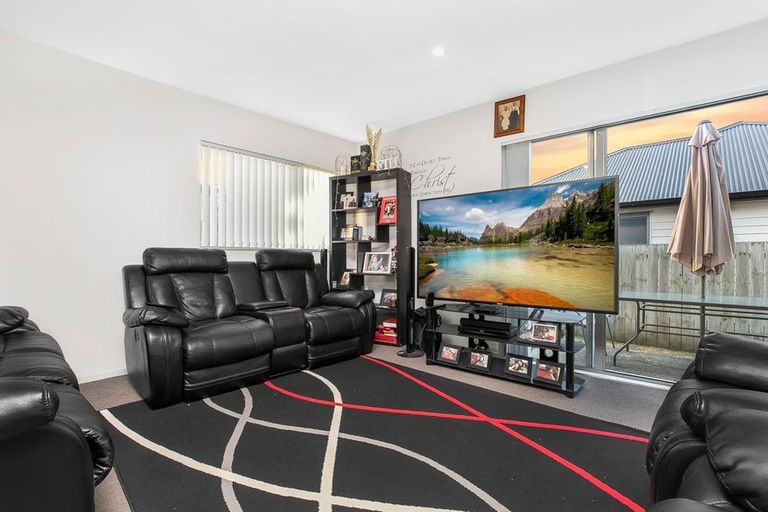 Photo of property in 98 Popokatea Drive, Takanini, 2112