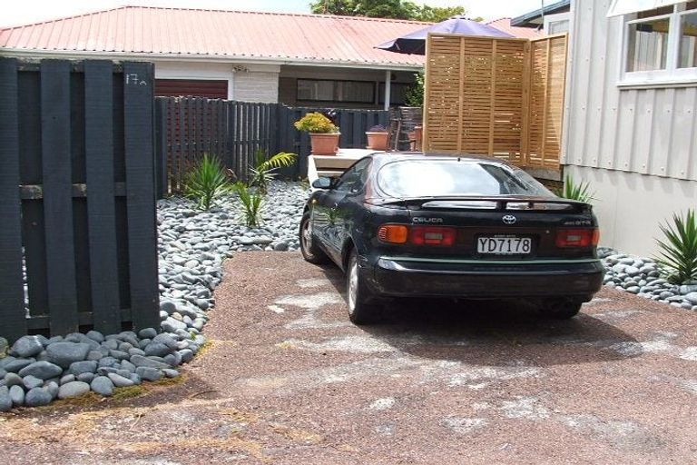 Photo of property in 2/17a Hillcrest Avenue, Hillcrest, Auckland, 0627