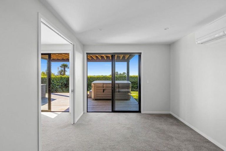 Photo of property in 102 Vipond Road, Stanmore Bay, Whangaparaoa, 0932