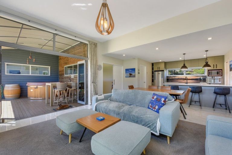 Photo of property in 15 Whitby Close, Waikawa, Picton, 7220