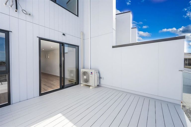 Photo of property in 2/735 East Coast Road, Browns Bay, Auckland, 0630