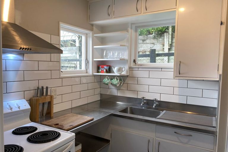 Photo of property in 27 Kellsmere Crescent, Island Bay, Wellington, 6023