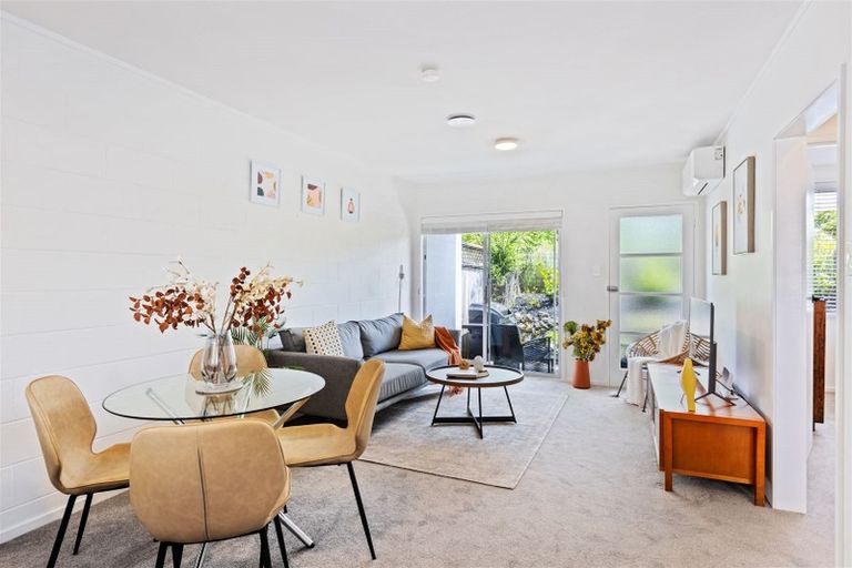 Photo of property in 2/9 John Court Street, Birkenhead, Auckland, 0626