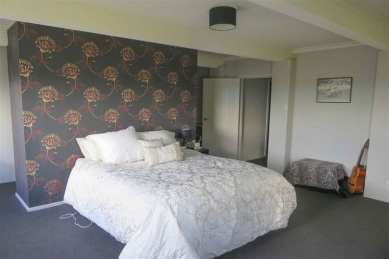 Photo of property in 86 Marine Parade, Bluff, 9814