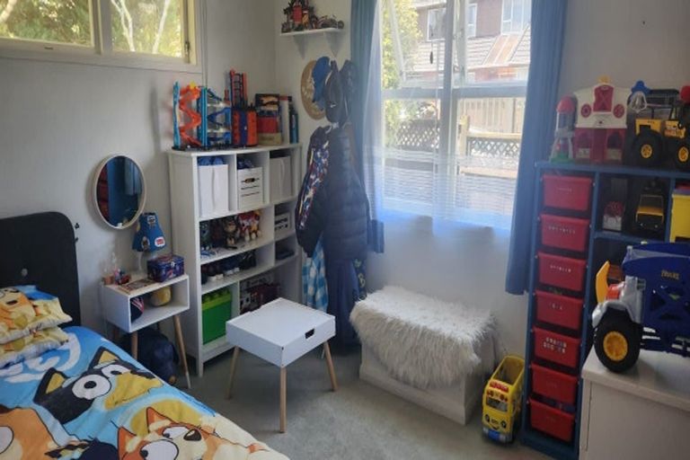 Photo of property in 4 Sloane Terrace, Newlands, Wellington, 6037