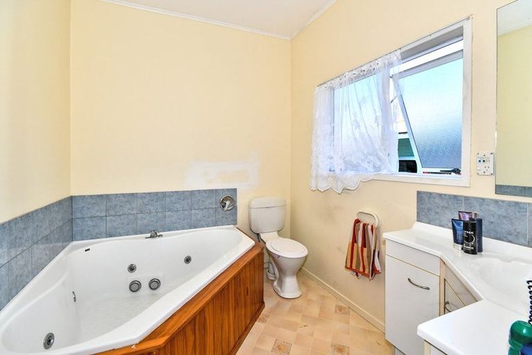 Photo of property in 16 Ranfurly Road, Papatoetoe, Auckland, 2104