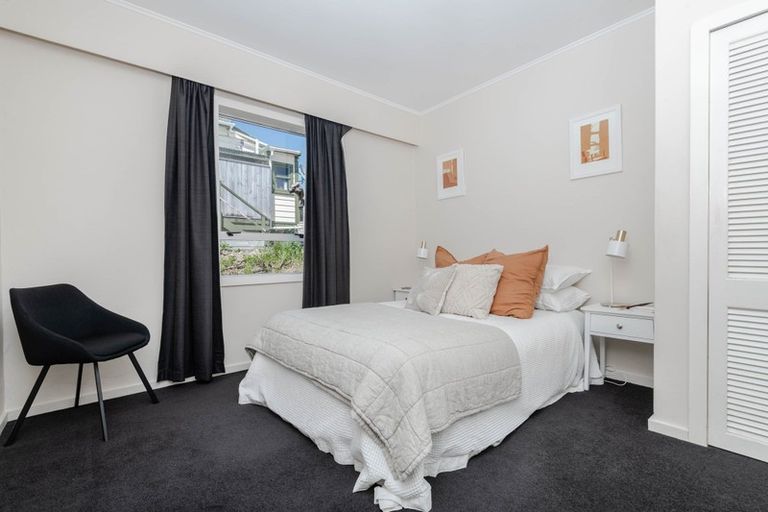 Photo of property in 10 Black Rock Road, Newlands, Wellington, 6037