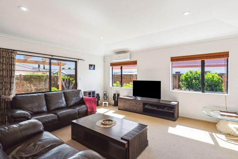 Photo of property in 27 Quadrant Heights, Paraparaumu, 5032