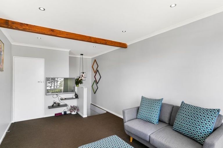 Photo of property in 25a Omega Street, Newlands, Wellington, 6037