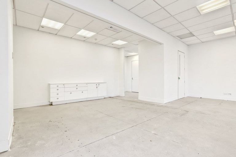 Photo of property in 1/320 Main Road, Tawa, Wellington, 5028