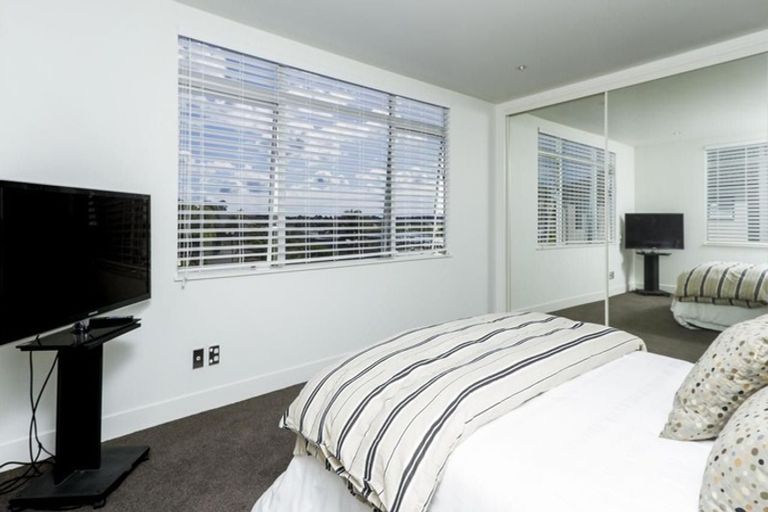 Photo of property in 15 Courtneys, West Harbour, Auckland, 0618