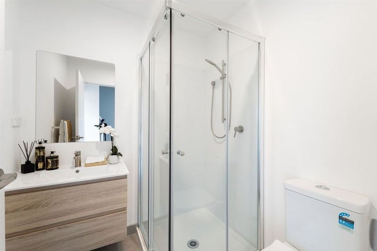 Photo of property in 5/8 Chivalry Road, Glenfield, Auckland, 0629