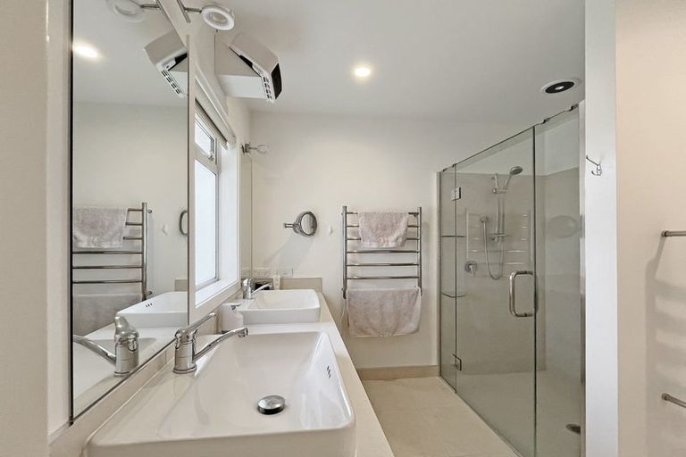 Photo of property in 5 Pukenamu Road, Rainbow Point, Taupo, 3330