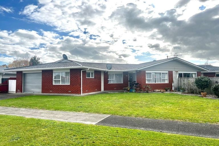 Photo of property in 15 Tabak Crescent, Takaro, Palmerston North, 4412