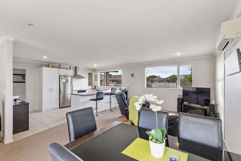 Photo of property in 15 Breaker Grove, Waiuku, 2123