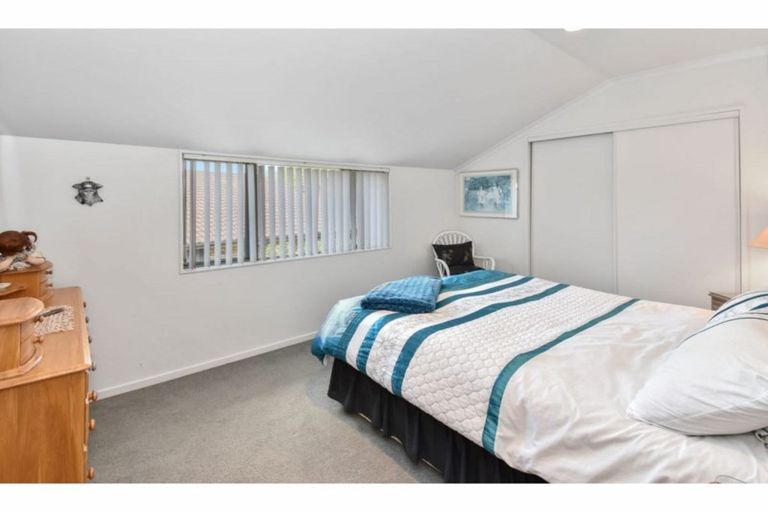 Photo of property in 2/11 The Rosebowl, Sunnyhills, Auckland, 2010