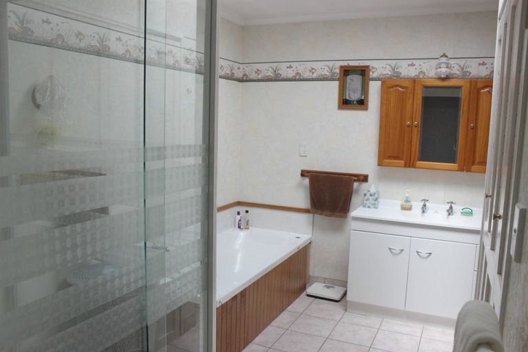 Photo of property in 32 Richmond Road, Carterton, 5713