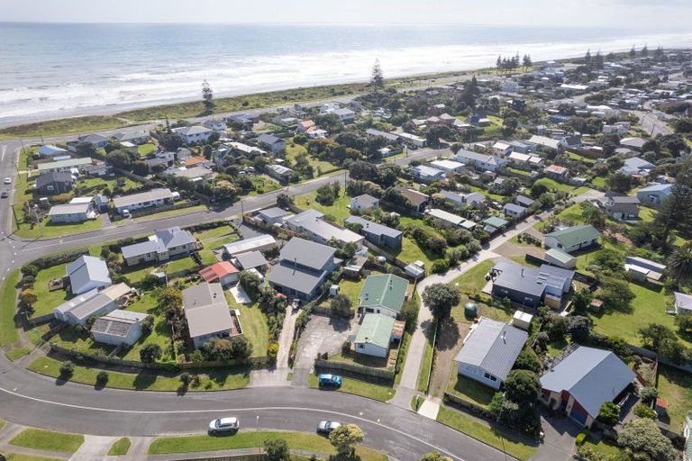 Photo of property in 14 Karaka Street, Otaki Beach, Otaki, 5512