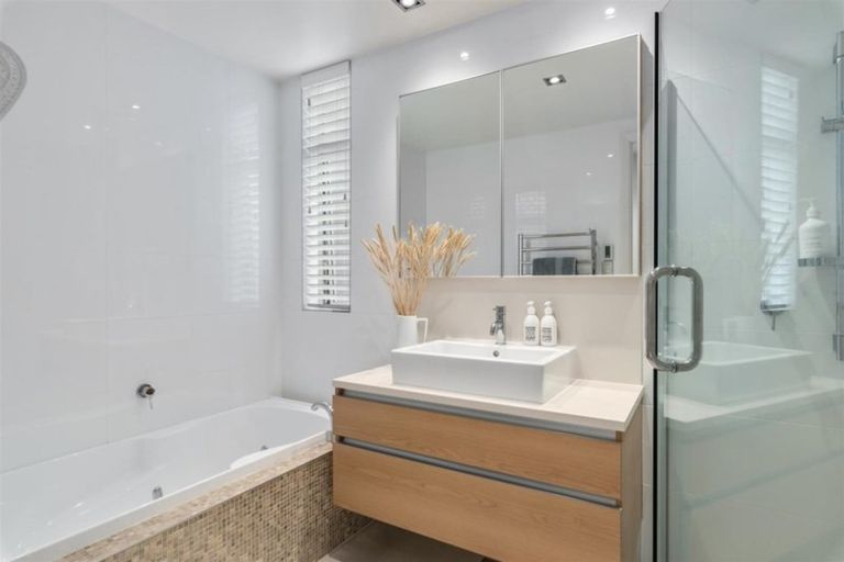 Photo of property in 270 Hurstmere Road, Takapuna, Auckland, 0622