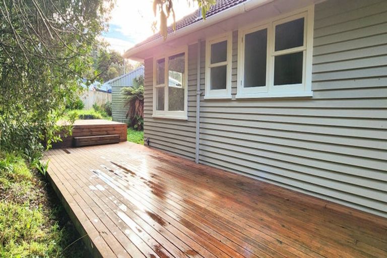 Photo of property in 1 Mckelvey Place, Tawa, Wellington, 5028