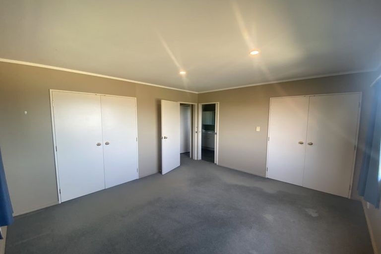 Photo of property in 2/8 Mossop Rise, Glenfield, Auckland, 0629