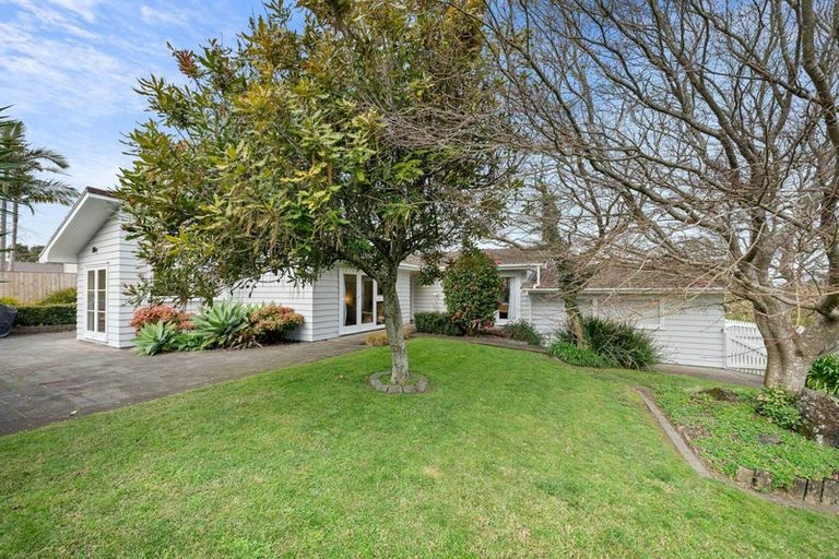 Photo of property in 18 Booralee Avenue, Botany Downs, Auckland, 2010