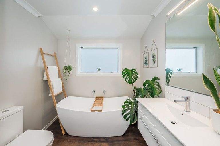 Photo of property in 10 Mahia Lane, Waikanae, 5036