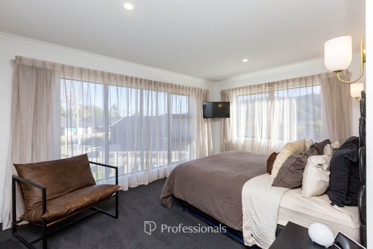 Photo of property in 22 Rewarewa Way, Timberlea, Upper Hutt, 5018