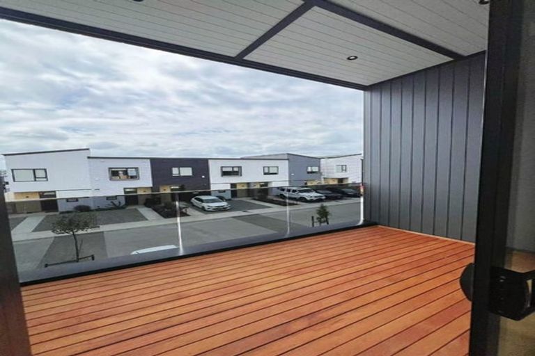 Photo of property in 45 Puihi Crescent, Massey, 0614