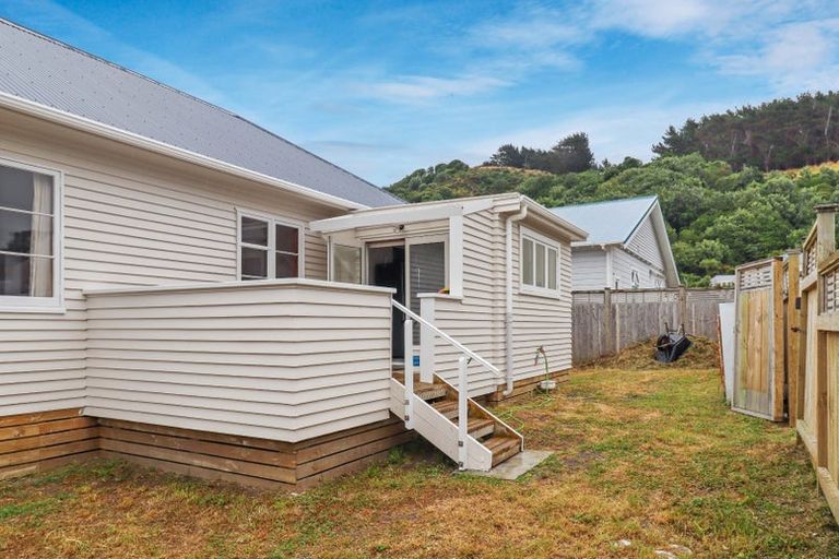 Photo of property in 31 Happy Valley Road, Owhiro Bay, Wellington, 6023