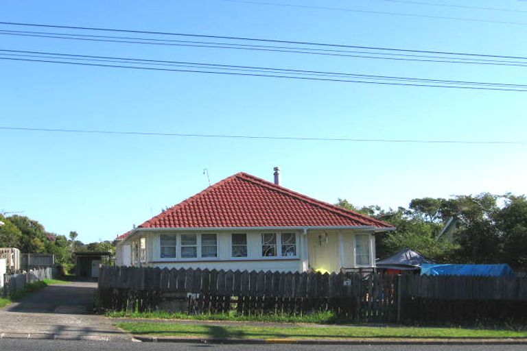 Photo of property in 9 Islington Avenue, New Lynn, Auckland, 0600