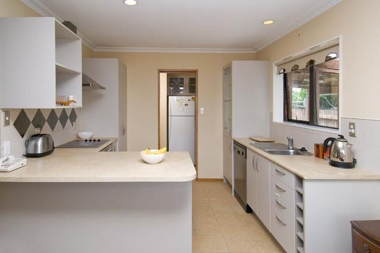 Photo of property in 2/9 Kallaroo Place, Botany Downs, Auckland, 2010