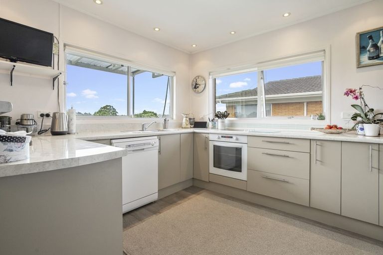 Photo of property in 92 Kiwi Esplanade, Mangere Bridge, Auckland, 2022