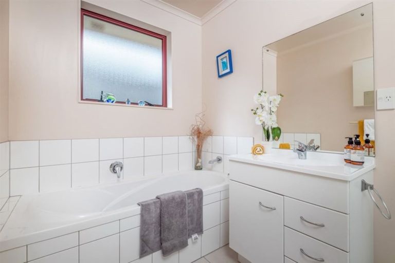 Photo of property in 21 Nimstedt Avenue, Oteha, Auckland, 0632