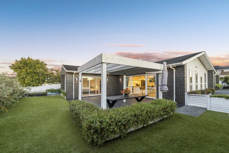 Photo of property in 25 Gilbransen Road, Kumeu, 0810