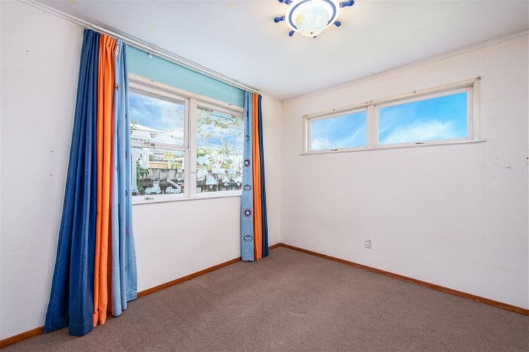 Photo of property in 17 Chilcott Road, Henderson, Auckland, 0612
