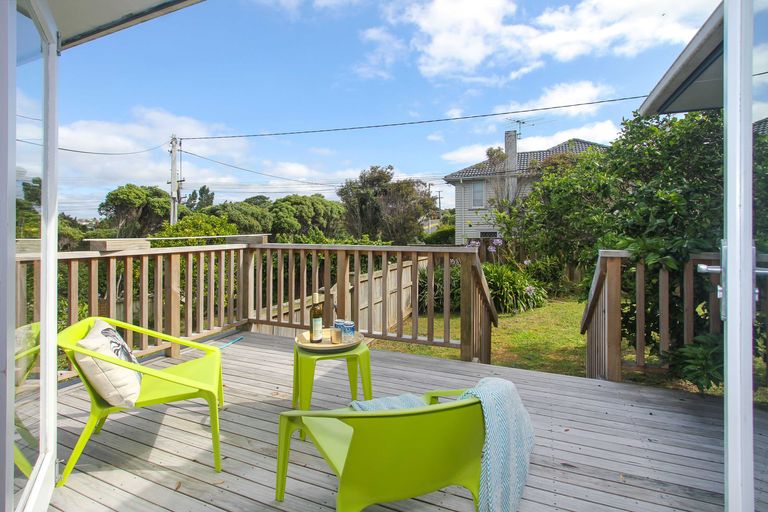 Photo of property in 24 Howard Road, Northcote, Auckland, 0627