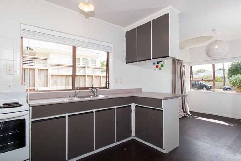 Photo of property in 27 Wainui Avenue, Point Chevalier, Auckland, 1022