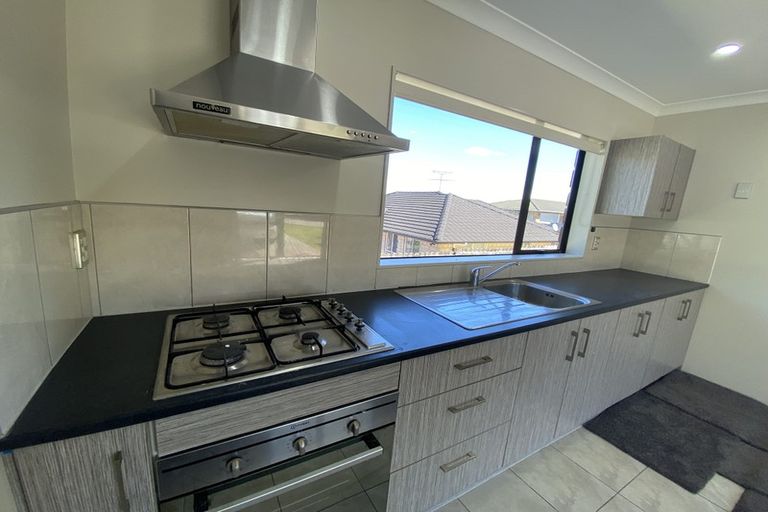 Photo of property in 32 Piper Place, Goodwood Heights, Auckland, 2105