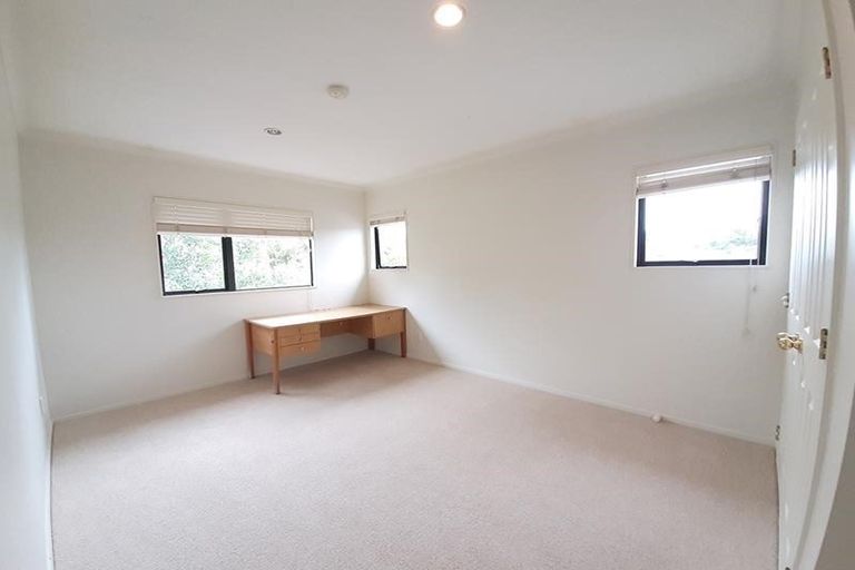 Photo of property in 17 Crimson Park, Oteha, Auckland, 0632