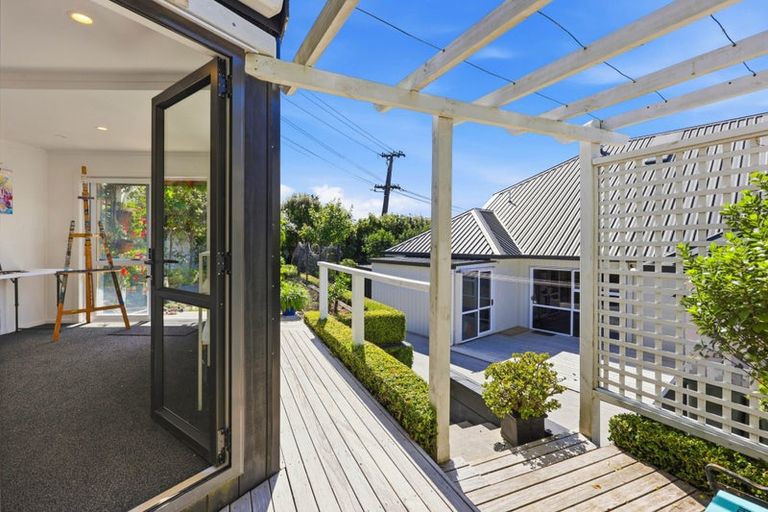 Photo of property in 2 Callender Place, Shelly Park, Auckland, 2014