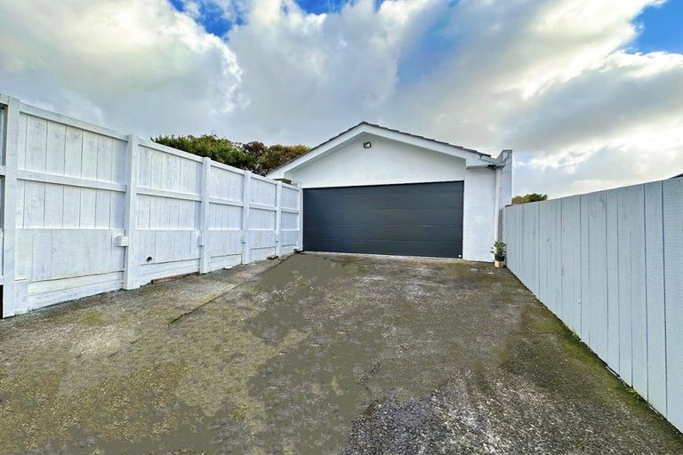 Photo of property in 32 Felgrove Street, Glendene, Auckland, 0602