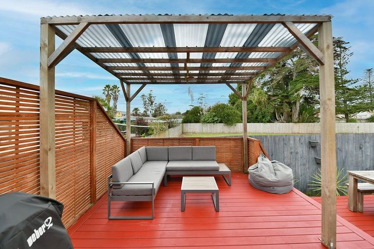 Photo of property in 16 Aitkenhead Court, Parakai, 0830