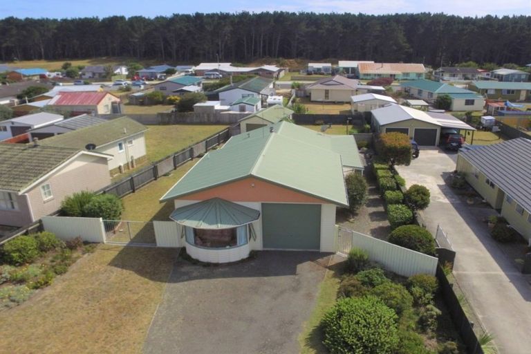 Photo of property in 17 Hennessy Street East, Foxton Beach, Foxton, 4815