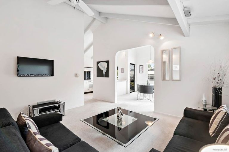 Photo of property in 2/17 Pax Avenue, Forrest Hill, Auckland, 0620