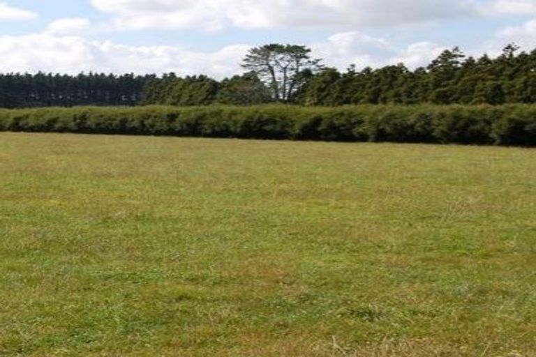 Photo of property in 749 Waitakere Road, Kumeu, 0891